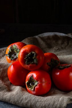 Ahşap arka planda olgun hurma. hurma eriği ya da Sharon meyvesi. Kaki hurma meyvesi. Yerel yemek..