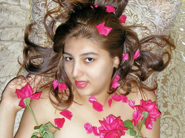 Красива дівчина з червоною трояндою — стокове фото
