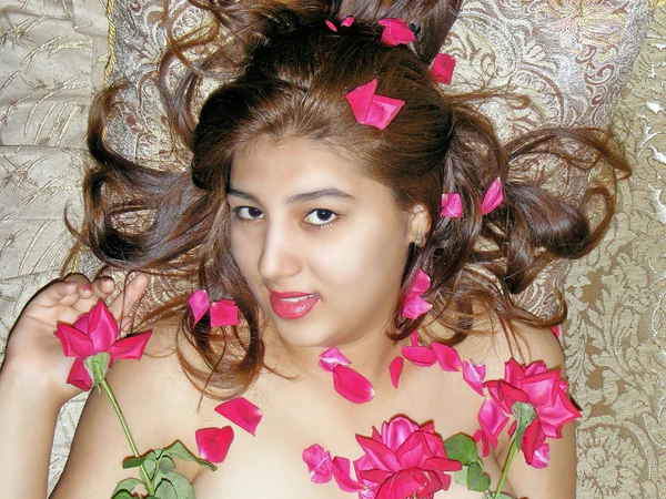 Menina bonita com rosa vermelha — Fotografia de Stock