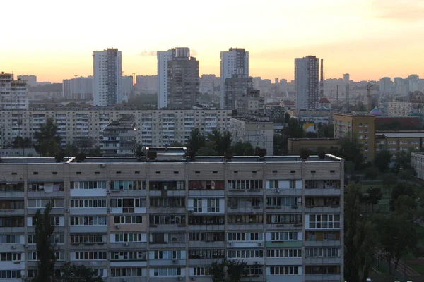 Büyük bir şehirde güzel bir alaca karanlık.