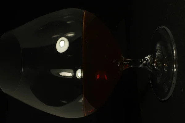 Siyah bir stüdyodaki cam.