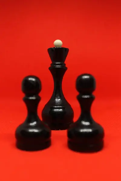 Stüdyodaki siyah satranç figürü