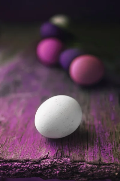 Ovos de Páscoa na mesa — Fotografia de Stock