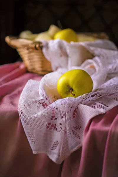 Apfel auf dem Tisch — Stockfoto