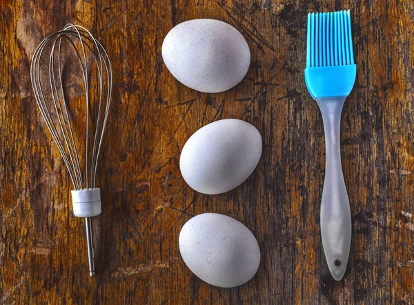 Eggs on the wooden table — Stock Photo, Image