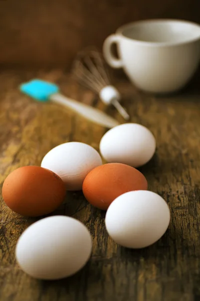 Αυγά στο ξύλινο τραπέζι — Φωτογραφία Αρχείου