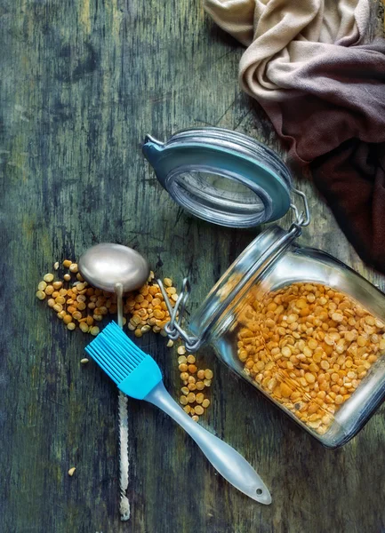 Grane di pisello in un vaso di vetro — Foto Stock