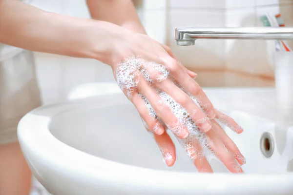 Mulher Limpa Mãos Com Sabão Séptico Líquido Água Mãos Perto — Fotografia de Stock
