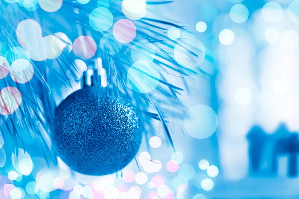 Kerstbal Een Sparren Tak Voorgrond Raam Met Daglicht Geschenken Vensterbank — Stockfoto