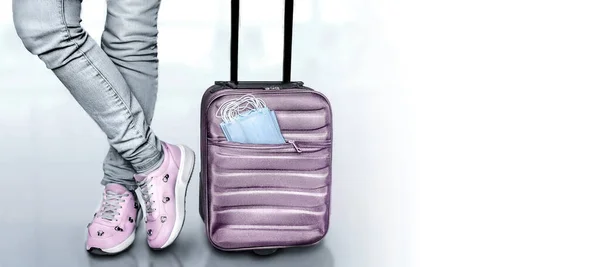 Women Going Travel Coronavirus She Airport Her Legs Suitcase Set — Stock Photo, Image