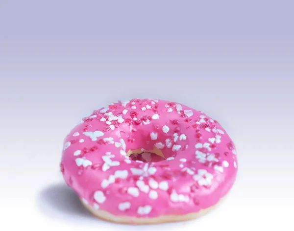 ピンクの釉薬をかけたドーナツは 白を基調にしたシュガーパン粉で覆われています 水平方向の眺め コピースペース ロイヤリティフリーのストック画像