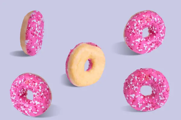 Rosado Esmaltado Donuts Cubierto Con Migas Azúcar Fondo Gris Aislado Imagen de stock