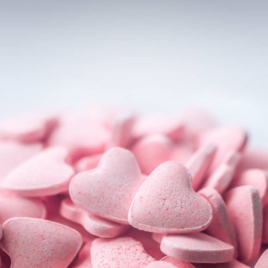 Kalpler beyaz sırtta. Yakın çekim, kopyalama alanı. Pembe ve gri..