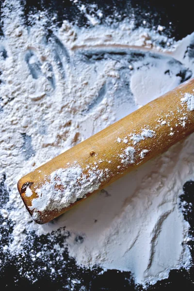 Mattarello Legno Tavolo Nero Con Farina Frumento Vista Verticale Superiore — Foto Stock