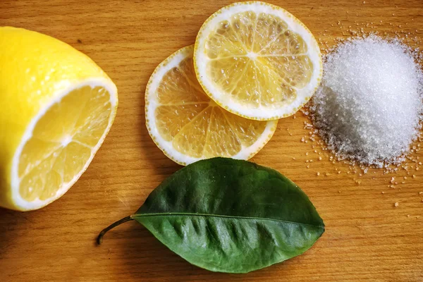 Лимонные ломтики на доске — стоковое фото