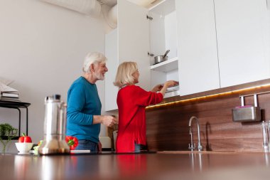 Yaşlı bir çift mutfağı temizliyor ve bulaşıkları rafa koyuyor. Bu arada büyükannen ve büyükbaban bulaşıkları yıkıyor ve birlikte ev işi yapıyorlar.