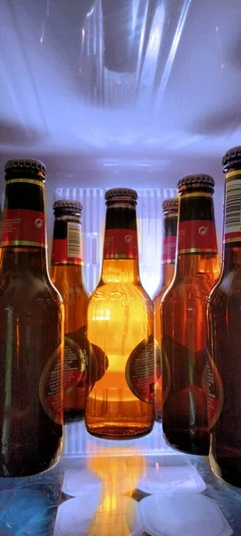 Montón Botellas Cerveza Dentro Nevera Una Ellas Especialmente Llamativa —  Fotos de Stock