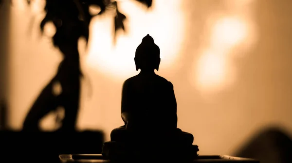 Silhouette Retroilluminazione Meditare Statua Buddha Tramonto Bokeh Sfondo Colori Caldi — Foto Stock