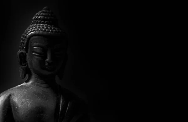 Buddha heykelinin siyah arka planda izole edilmiş siyah beyaz resmi - baş kapat
