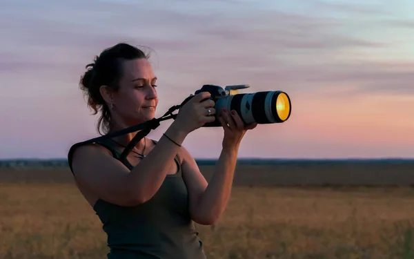 Fotografo Donna Che Fotografa Campo Oro Tramonto Concetto Fotografo Professionista — Foto Stock