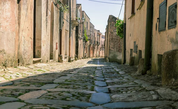 Sicilya, İtalya 'nın eski Erice kasabasında dar bir sokak..