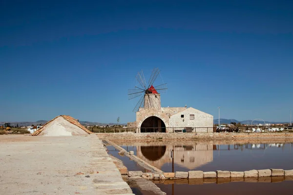 Trapani ve Marsalla (Sicilya, İtalya) yakınlarındaki Nubia 'nın tuz tavaları.