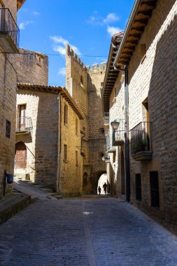 Ortaçağ kasabasının her iki tarafında da taş duvarlı evler olan dar bir sokak. Sos del Rey Catolico, Zaragoza, İspanya
