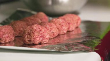 Pişmemiş, baharatlı köfteler pişmeye ya da kızarmaya hazır. Sıfırdan yemek yapma sürecini gösteriyor. Tarifler ve yemek pişirme kavramları için uygun