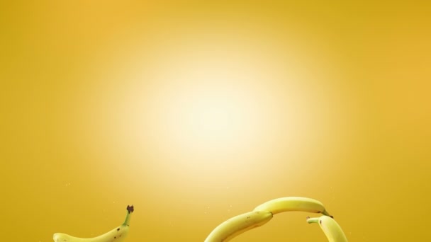 Létání banánů ve žlutém pozadí. Přidej a padej do banánů. Dvě různé rychlosti a zelená obrazovka. Profesionální zpomalení 4K 3D animace. — Stock video
