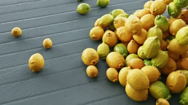 Agrumes ou citrons roulants sur table en bois. Vitamines ou concept d'aliments sains. Animation 3D au ralenti professionnelle. — Video