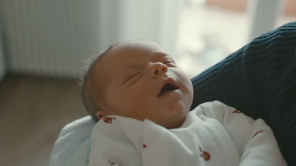 Bambina addormentata. Primo piano del ritratto del volto del neonato. Filmati 4k 12bit cinematografici di alta qualità. — Video Stock