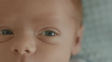 İlk günlerinde uyanıp gözlerini açan yeni doğmuş bir bebeğin yüzünü kapatıyoruz. Hayatın ilk dakikalarında yeni doğmuş bir bebek. Yüksek kalite sinematik 4k 12bit görüntü.