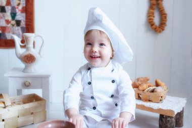 Fırıncı kıyafeti giymiş küçük bir kızın portresi. gelecek meslek seçimi