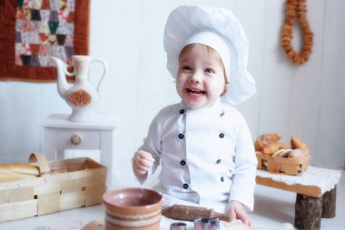 Fırıncı kıyafeti giymiş küçük bir kızın portresi. gelecek meslek seçimi