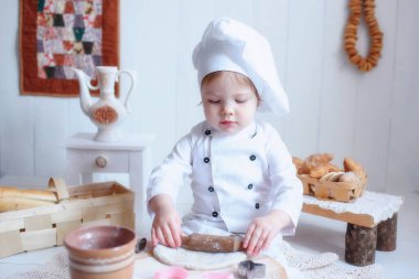 Fırıncı kıyafeti giymiş küçük bir kızın portresi. gelecek meslek seçimi