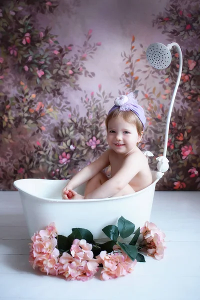 Χαριτωμένο Χαρούμενο Καυκάσιο Κορίτσι Λούζεται Και Στο Μπάνιο Έννοια Της — Φωτογραφία Αρχείου