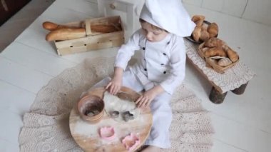 Fırıncı kıyafetleri içinde küçük bir kız. gelecek meslek seçimi