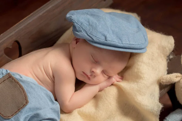 Bébé garçon nouveau-né avec un chapeau tricoté bleu. — Photo