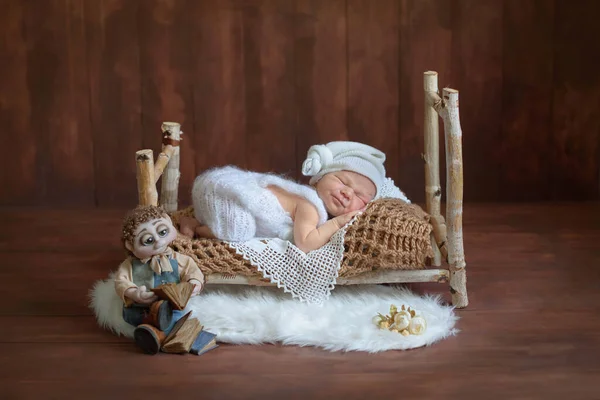 Bébé garçon nouveau-né avec un chapeau tricoté bleu. — Photo