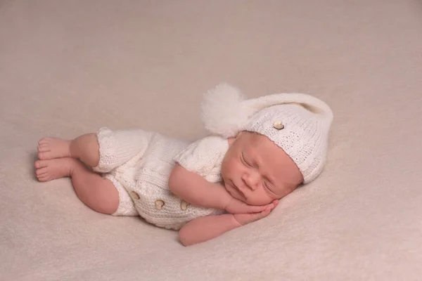 Close Portret Van Pasgeboren Baby Met Een Witte Gebreide Muts — Stockfoto