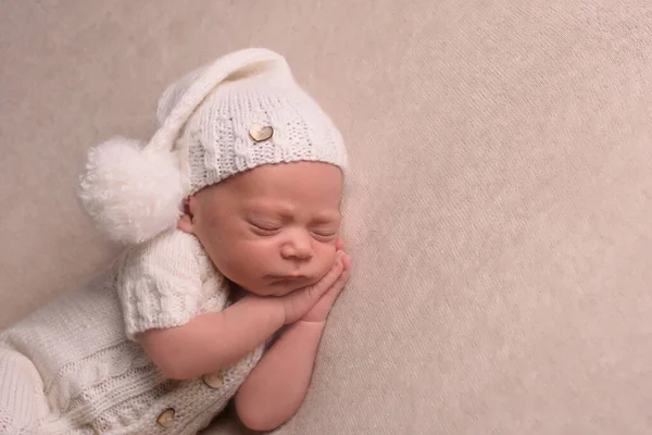Retrato Close Bebê Recém Nascido Com Chapéu Malha Branco Cabeça — Fotografia de Stock