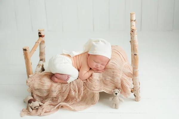 Retrato Close Bebê Recém Nascido Com Chapéu Malha Branco Cabeça — Fotografia de Stock