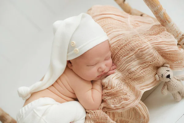 Close Portret Van Pasgeboren Baby Met Een Witte Gebreide Muts — Stockfoto