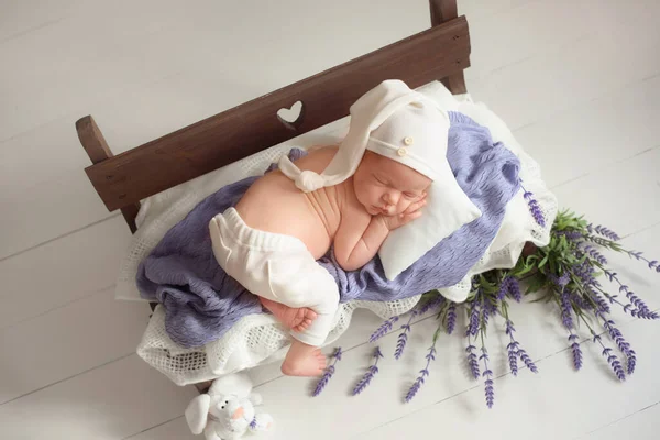 Retrato Close Bebê Recém Nascido Com Chapéu Malha Branco Cabeça — Fotografia de Stock