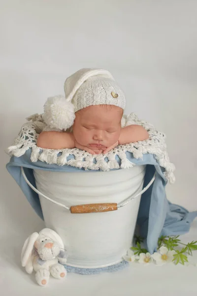 Retrato Close Bebê Recém Nascido Com Chapéu Malha Branco Cabeça — Fotografia de Stock