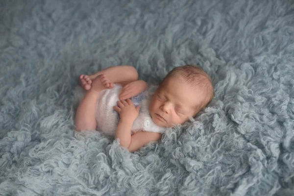Pequeño Bebé Durmiendo Dulcemente Niño Recién Nacido —  Fotos de Stock