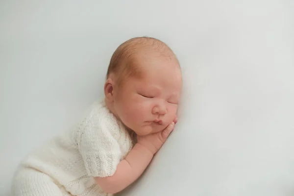 小宝宝甜美地睡着了 新生婴儿 — 图库照片