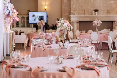Restoran, pembe düğün masaları, ziyafet, masa servisi.