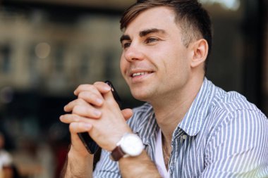 Gülümseyerek bakan neşeli iş adamının portresi