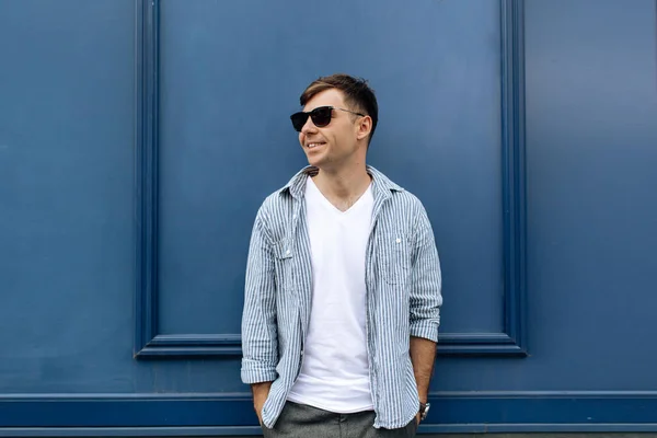 Portrait Handsome Smiling Young Man Sunglasses Enjoying Blue Background — Stock Photo, Image